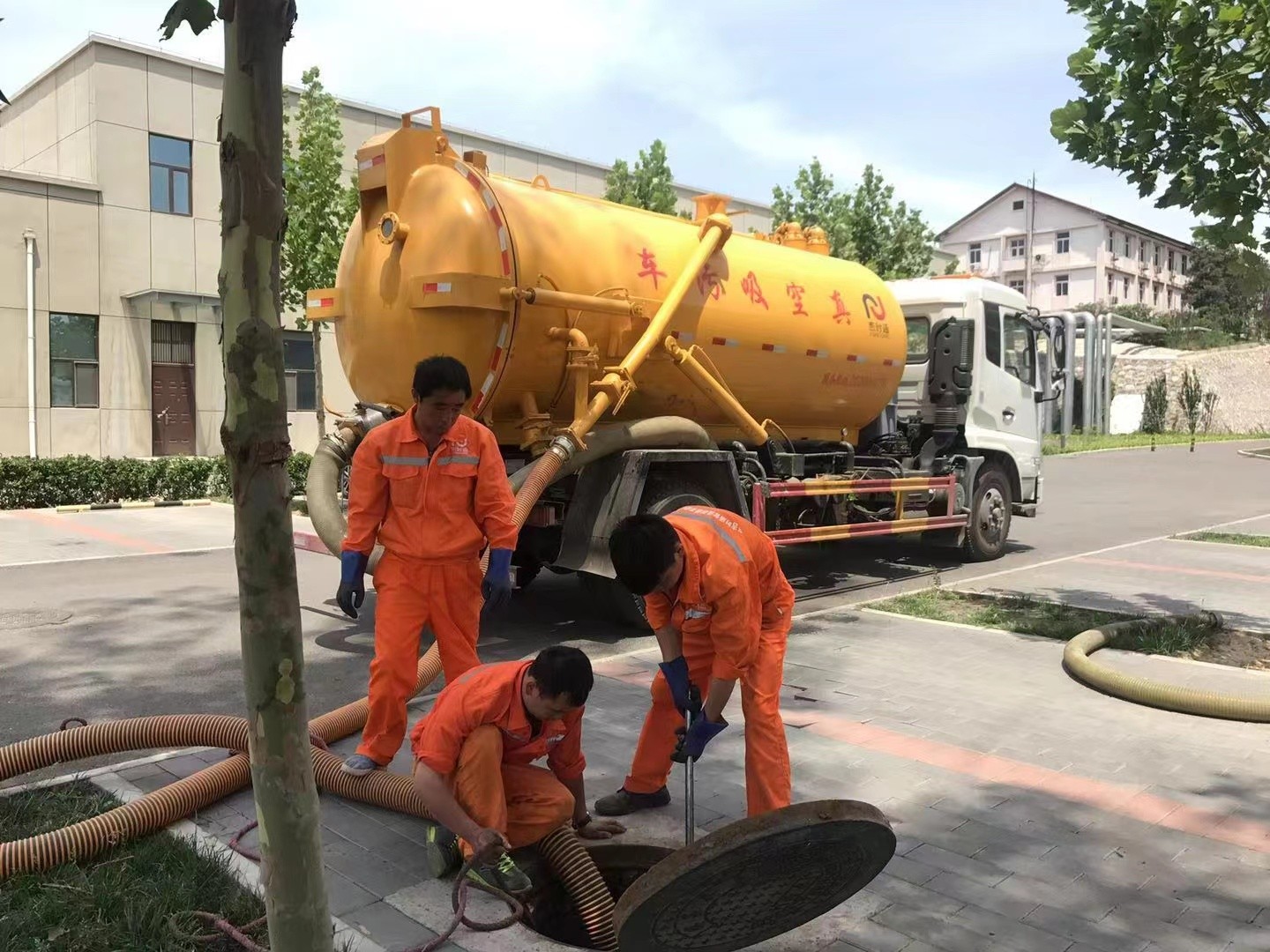 永泰管道疏通车停在窨井附近