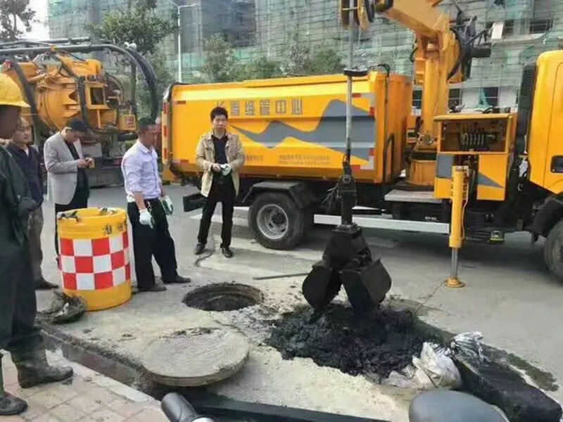 永泰街道：网格员化身“清道夫”，为民解忧疏通“堵心”化粪池