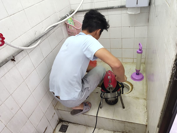 永泰管道堵塞冒臭气 专业师傅现场解决问题